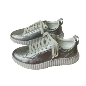 Shoes Sneakers By Steve Madden In Silver, Size: 9 steve madden