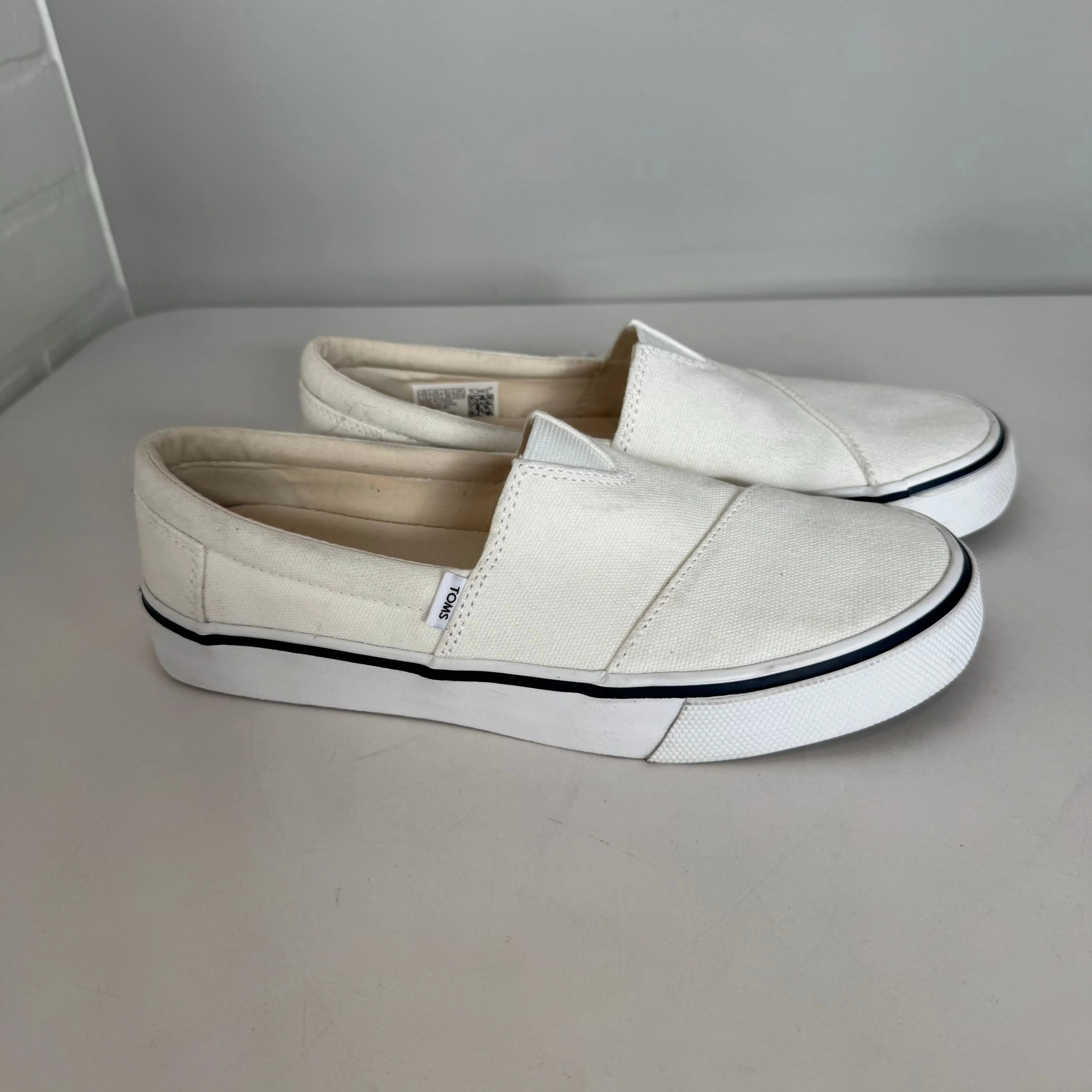 Shoes Sneakers By Toms In White, Size: 7.5 toms