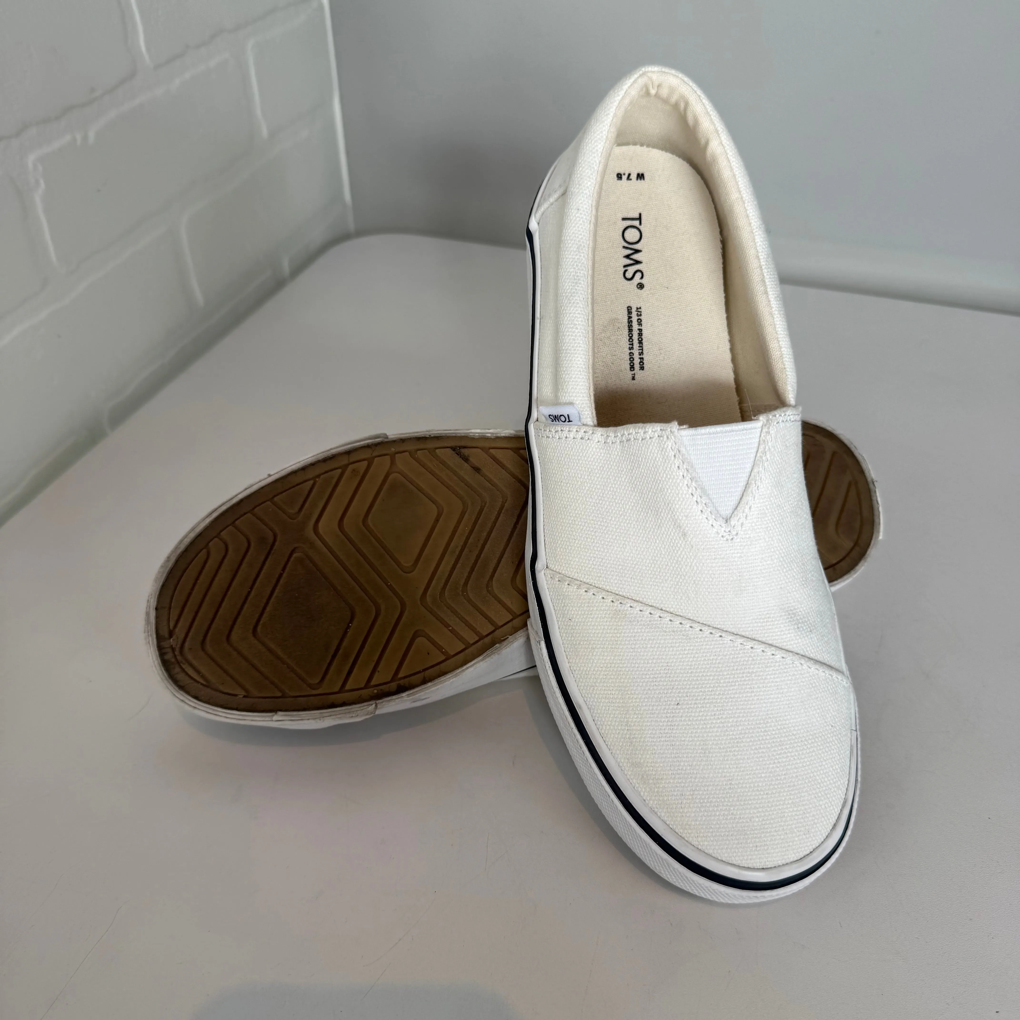 Shoes Sneakers By Toms In White, Size: 7.5 toms